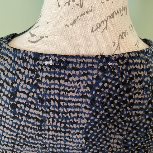 Elegant Short-Sleeve Women's Top Size Medium - Picture 6 of 7